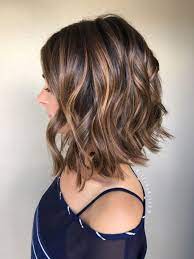 Ombre Haare Braune Haare In Bob Frisur Eine Schone Blaue Bluse Zum Kontrast Schulterlange Haare Frisuren Einfache Frisuren Mittellang Coole Frisuren