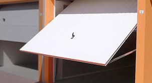 Das schwingtor schützt die garage vor kälte, wind, regen, feuchtigkeit und vor dem unberechtigten eintrittsversuch. Fertiggaragen Mit Schonen Garagentoren Und Elekt Torantrieb Garagen Welt