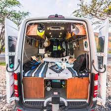 Pour aménager un espace minimal, la meilleure option, c'est d'enfiler un. Fourgon Amenage Campervan Lit En Plateforme Camper Camperbusjes Camper Interieur