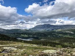 Anbefaler å styre langt unna overnattinger på gaustatoppen. Nyhet Bondal Mens Folk Gar I Ko Til Gaustatoppen Ligger Bondal Som En Urort Perle Og Venter
