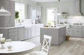 Even if you are not blessed with a massive kitchen, it doesn't mean that your kitchen should be less functional. Cuisine Ikea Plein Feux Sur Les Nouveaux Modeles Ikea Kitchen Design Ikea Bodbyn Kitchen Kitchen Layout