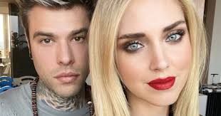 Fedez chiede la mano a chiara ferragni durante il concerto in diretta nazionale sulla radiovisione di rtl 102.5 ( video ufficiale). Chiara Ferragni And Fedez New Tv Series Like Casa Vianello Ruetir