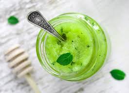 5 recettes de gommage maison pour le visage. Gommage Visage Maison A La Poudre De Moringa Le Mag