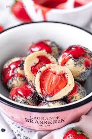 Quarkknodel Low Carb Mit Erdbeeren Und Mohn Nicest Things Quark Knodel Erdbeer Rezepte Rezepte