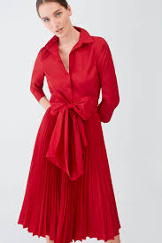 Este es el segundo vestido de carolina herrera que la reina luce en pocos días, demostrando la capacidad camaleónica de la firma y cómo doña letizia parece haber encontrado en las creaciones de la venezolana la plasmación de su visión estilística. Vestido Camisero Rojo Carolina Herrera Closeout 67596 5fe4d