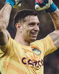 Nigel SPINK of Aston Villa celebrate the victory with the trophy