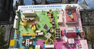 So Macht Man Ausgefallene Werbung Ikea Eroffnet Eine Neue Filiale In Frankreich Mit Einer Kletterwand Im Look Einer Wohnung Ikea Neue Wege Frankreich