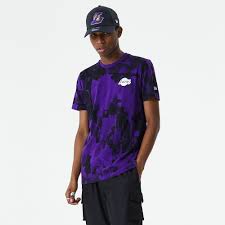 Choose from several designs in los angeles lakers tees and shirts from fansedge.com. Los Angeles Lakers T Shirt In Lila Mit Error Print New Era Cap