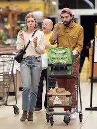 Elizabeth olsen is set to say i do! the avengers: Elizabeth Olsen And Robbie Arnett Grocery Shopping At Whole Foods In La 10 21 2018 Celebmafia