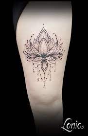 Idées de tatouage fleur pour femme 100 photos tatouez. Tatouage Lonia Tattoo Troyes Cuisse Fleur De Lotus Lettre Bijou Perle Feminin Ornemental Tattoos Geometric Tattoo Tattoo Designs
