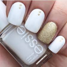 Los brillos realzan el diseño de tus. Unas Blancas Decoradas Con Dorado Disenos De Unas Blancas Unas Para Novia Unas Color Blanco
