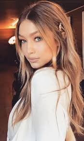 Gigi Hadid Tragt Die Angesagte Trendfrisur Trendfrisuren Gigi Hadid Haare Trendige Frisuren