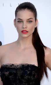 Miután bekerült a modellszakmába, majd több versenyt is megnyert, akkor figyeltek fel rá a nagy márkák, mint például a. Mihalik Vs Palvin Ki Cannes Legfenyesebb Csillaga