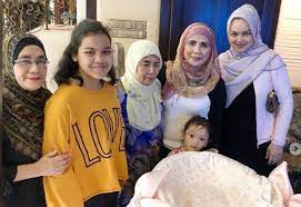 Get in touch with tengku izham (@tizham) — 363 answers, 198 likes. Bekas Isteri Datuk K Lawat Anak Siti Nurhaliza Siti Aafiyah Iluminasi