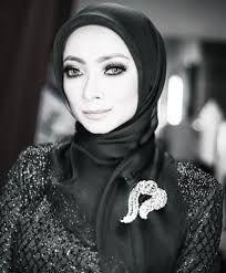 Maya mula mengenali suaminya yang juga ahli perniagaan sejak empat tahun lalu. Maya Matahari Telah Kembali Ke Rahmatullah Cutecarry