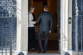 Egy nő a vízumot emelte ki, ami szerinte zavaró. Brexit Masodik Nepszavazas Uj Valasztas Vagy Szeteses Jon 24 Hu