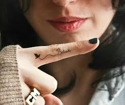 Simple And Stylish Little Tattoo With Unique Personality Cute Finger Tattoos Finger Tattoo Designs Small Finger Tattoos
