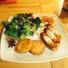 Galettes De Pomme De Terre Batonnets De Poulet Panes Mozzarella Salade Huile D Olive Et Citron Galette Pomme De Terre Poulet Pane Petits Plats