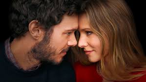 Kristen Bell diz que teve zero química com Adam Brody em cenas quentes de  série após reclamação do marido: 'Parecíamos vovô e vovó'