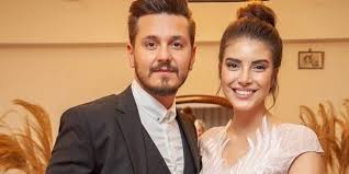 Acılı kahveyi içen yurtçu'nun o anlarını çevredekiler sosyal medyada paylaştı. Baris Yurtcu Deniz Baysal Nikah Masasina Oturuyor