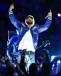 Eminem made a surprise appearance with fellow Detroit native Jack White during his NFL Thanksgiving performance at halftime of the Lions vs. Packers game! 🎤🎶🏈