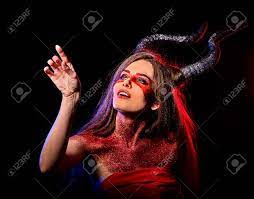Él es salvaje, rudo y mal hablado. Mujer Loca De Satanas En Ritual De Magia Negra Del Infierno Bruja Reencarnacion Criatura Mitica Sabado Diablo Absorbiendo Alma Halloween Entidades Astrales El Maquillaje Para El Club Nocturno Para Demonios Inflige Dano