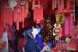 Tahun baru cina adalah pada bulan baru bagi tahun baru dan ia juga merupakan permulaan kepada musim bunga dan tahun baru cina di tahun baru seterusnya, penduduk kampung mula memakai baju merah, menggantung tanglung merah serta menampal kertas pada tingkap dan pintu. Peniaga Pasrah Kurang Sambutan Tahun Baharu Cina Tahun Ini Akibat Pkp Utusan Borneo Online