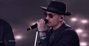Trupul neînsuflețit al artistului a fost descoperit în această dimineață de către o menajeră, iar surse din cadrul poliției au confirmat sinuciderea. Chester Bennington Solist Linkin Park S A Sinucis Dcnews