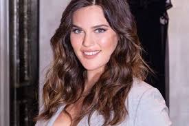 Intip Inspirasi OOTD ala Ali Tate, Model Victoria's Secret Big Size Pertama  yang Suka Tampil Seksi #SemuaBisaCantik