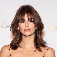 La frangia a tendina funziona bene anche sui tagli più corti come uno short bob. Kaia Gerber Con La Frangia A Tendina Il Suo Nuovo Taglio Scalato E Il Must Dell Inverno 2022