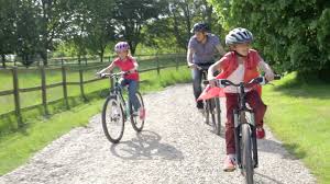 C'est vrai, des jolies jeunes femmes sur les réseaux sociaux il y en a beaucoup mais toutes ne sont pas comme lauren calladine. Garcon Faire Du Velo Hd Stock Video 911 822 017 Framepool Stock Footage