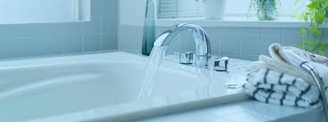 Seniorengerechte duschhocker sind praktisch und gut im bad unterzubringen; Barrierefrei Ohne Hilfe Und Sicher Baden Mit Einem Badewannenlift