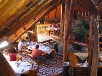 Complexul turistic cheile gradistei este situat in moeciu, la 7 km de castelul bran si la 30 km de orasul brasov. Resort Cheile Gradistei Moieciu Moieciu De Sus PreÈ›uri Actualizate 2021