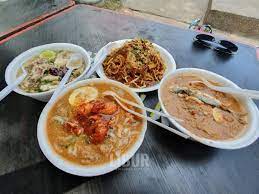 View depan pantai tu yang lagi seronok makan. Deretan Gerai Jual Laksa Ikan Sekor Laksa Sambal Sotong Paling Sedap Dekat Langkawi Libur