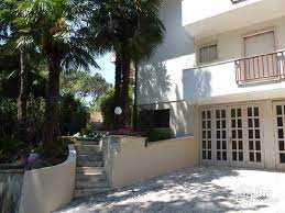 Le case vacanze sono proprietà private che puoi prenotare per un paio di giorni o per periodi più lunghi a lignano pineta. Appartamento In Affitto A Lignano Pineta Iha 58097