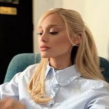 Nora Devine (@noradevine)