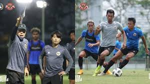 Polisi menjaga pertandingan perdana pascapenghentian kompetisi sepak bola akibat pandemi. S2grlv Uk3bxem