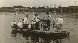 1953年 昭和28年 多摩川を渡る廃止直前の 登戸の渡し 小田急線の鉄橋付近 古写真 風景写真 古い写真