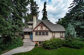 Beautiful Tudor Style Home In A Great Neighborhood Billings Mt Rentals Gorgeous 4 Bedroom 2 Bath Home In A G Tudor Style Homes Renting A House House Styles