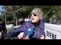 Aylardır süren incelemelerin sonucunda hazırlanan raporda, astım, alkol ve ilaçlar reaksiyon oluşturarak müşterek nedenle ölüme neden olmuş ifadesi yer aldı. Defne Joy Foster In Annesinden Kizinin Olumu Ile Ilgili Aciklama Youtube