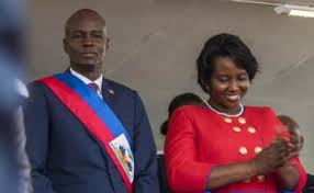 This dish is very similar to chicken noodle soup but contains fewer vegetables and it is served over mashed potatoes. Ksytzqp9xt1fkm