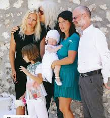 Έπαιρνα τηλέφωνο να έρθεις στην εκπομπή, δεν ξέρω τι θα μου έλεγες», παρατήρησε η φαίη σκορδά και η αννίτα πάνια απάντησε. Karbelas Pania Oi Fwtografies Poy Diapseydoyn Ta Dhmosieymata Gia Krish Sto Gamo Toys I Love Style