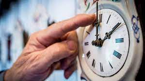 Año tras año se nos olvida que tenemos que cambiar la hora dos veces al año y eso nos puede causar llegar tarde al colegio, trabajo… Cambio De Hora 2021 En Marzo Cuando Se Cambia Al Horario De Verano Y Se Deja Atras El De Invierno Marca