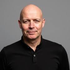 Met een zoon in Marketing moest ik toch dringend eens iets doen aan het  logo van bacom en mijn LinkedIn banner. Met dank aan Simon Colson!