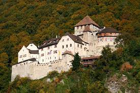 Seit dem jahr 1712 ist das schloss im besitz der fürsten von liechtenstein, war jedoch lange zeit nicht bewohnt und verfiel zunehmend. Schloss Vaduz In Liechtenstein Foto Bild Schloss Alpen Vaduz Bilder Auf Fotocommunity