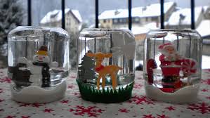 Vous pouvez mettre à l'intérieur n'importe quelle figurine en plastique par exemple des legos, un petit jouet pour enfant (ici j'ai utilisé un minion), une décoration de noël. Boule A Neige Faite Maison Le Tuto Deco