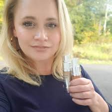 Glow that catches the light ✨ The Illuminating Skin Enhancer liquid drops  are packed with light-reflecting pearl pigments that blend effortlessly  into the skin for a smooth, radiant glow. 💫 Use them