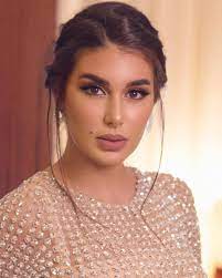 مجلة هي در توییتر تتمت ع خبيرة التجميل السعودية وعد التركي بأنامل مبدعة في تطبيق المكياج قامت بتطبيق إبداعاتها على العديد من إشهر مدونات الموضة والفنانات مثل الفنانة بلقيس واصالة نصري وتستقطب بحسابها