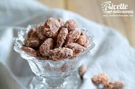 A 150° facendo attenzione che non brucino, poi fatele raffreddare. Mandorle Atterrate Caramellate Ricette Della Nonna