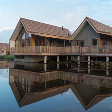 Modern water lodges have their own mooring jetty,. Ontdek Landal Reeuwijkse Plassen Bijzonder Plekje